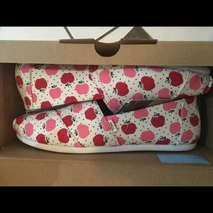 TOMS canvas Apple